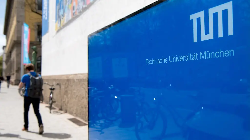 Ein-Student-geht-vor-dem-Haupteingang-der-Technischen-Universitaet-Muenchen-TUM-entlang