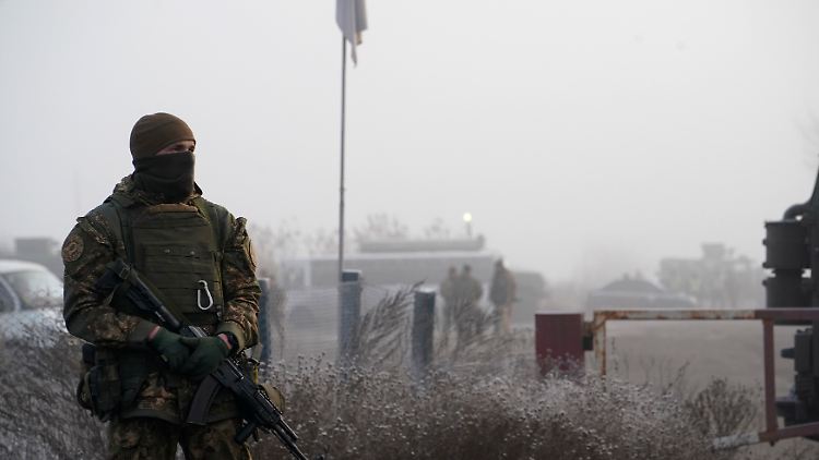 Trotz aller Feindseligkeiten: Der Austausch von Gefangenen zwischen der Ukraine und Russland im Kampfgebiet klappt immer wieder.