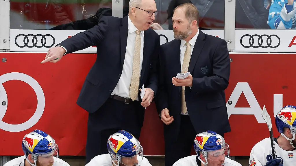Trainer-Don-Jackson-l-und-Co-Trainer-Steve-Walker-vom-EHC-Muenchen-besprechen-sich