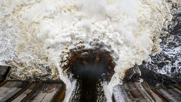 An einem kleineren Staudamm im Osten der Ukraine sind wegen eines Raketeneinschlags Wassermassen durchgebrochen.