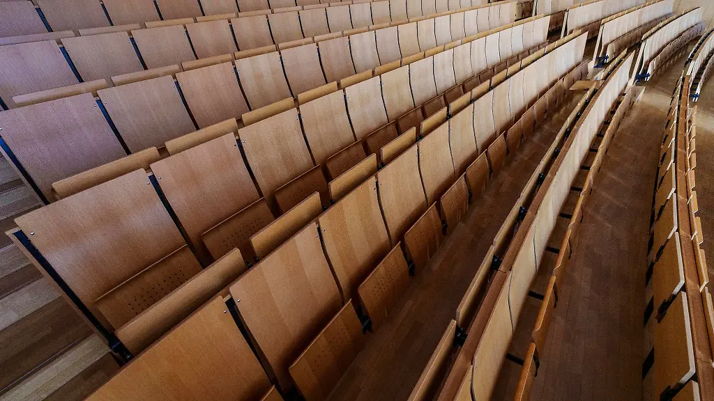 Blick-auf-die-Sitzreihen-in-einem-Hoersaal