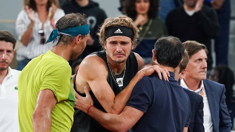 Zverev ist 2022 nach seiner schlimmen Verletzung am Boden zerstört. Nadal tröstet ihn.