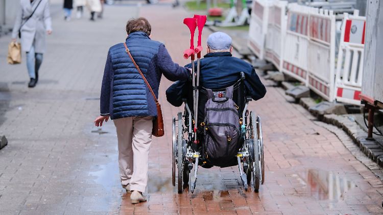 Der allgemeine Beitragssatz zur Pflegereform steigt von 3,05 Prozent des Bruttolohns auf 3,4 Prozent.