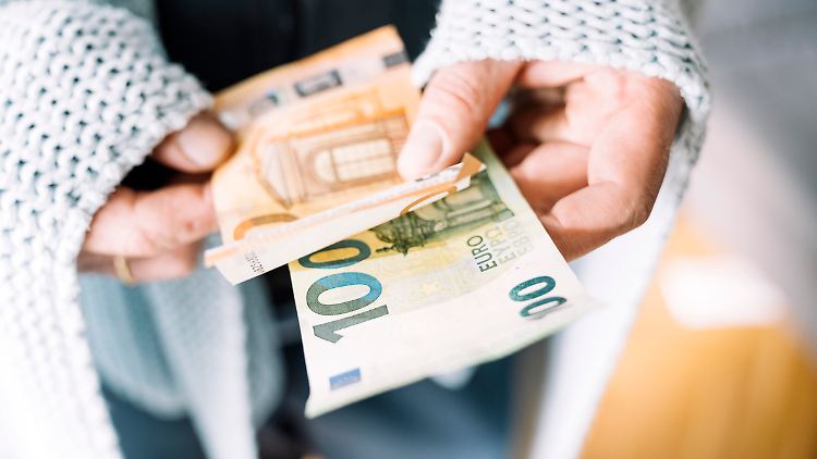 "Wenn der Preisschock verschwindet, dann kann ich mir für mein Geld wieder mehr leisten", sagt Ökonom Maurice Höfgen.