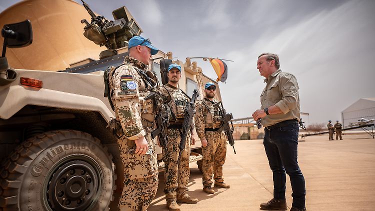 Verteidigungsminister Boris Pistorius spricht mit Bundeswehrsoldaten, die in Mali stationiert sind. 