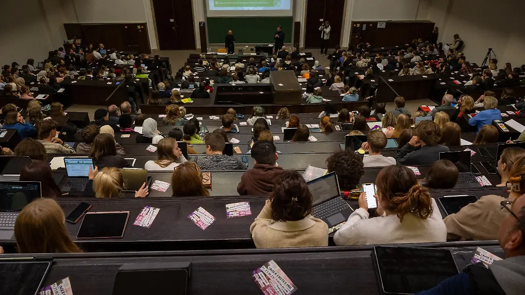 Studenten-nehmen-an-der-Einfuehrungveranstaltung-in-einem-Hoersaal-teil