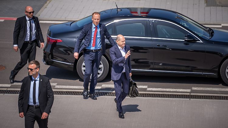 Am Berliner Flughafen gab es am Vormittag keine plötzliche Umarmung für den Kanzler.