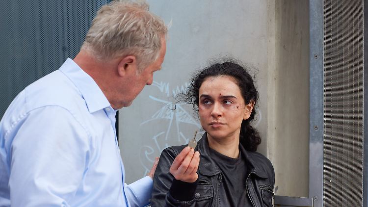 Mit Kommissar Eisner (Harald Krassnitzer) eher zart, ansonsten hart: Azra (Mariam Hage).