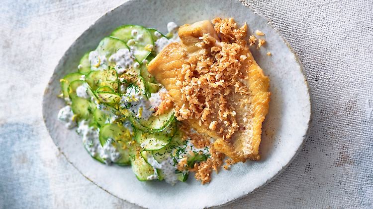 Rotbarsch mit Kokostopping und Chia-Gurken-Salat ist eines der vielen Rezepte für Hauptgerichte und hat mal gerade 9 g Kohlenhydrate.