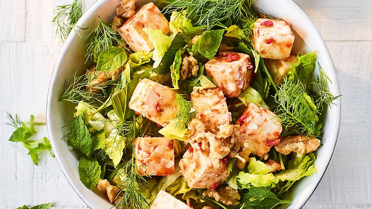 Dieser vegetarische libanesische Salat mit vielen Kräutern ist mit Feta und Walnüssen angereichert.