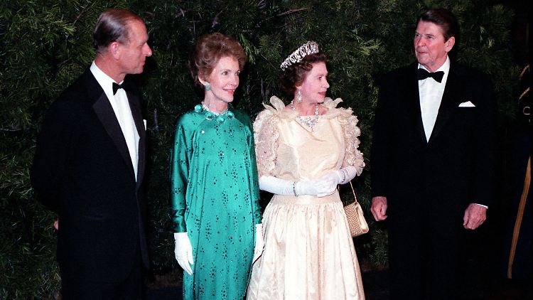 Elizabeth II. und Prinz Philip (l.) mit dem US-Präsidentenpaar Reagan in Kalifornien 1983, dort sollte die Queen offenbar ermordet werden.