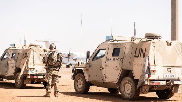 Patrouillenfahrzeuge der Bundeswehr am Flughafen von Gao: Seit zehn Jahren ist die Bundeswehr Teil der Blauhelm-Mission in Mali.