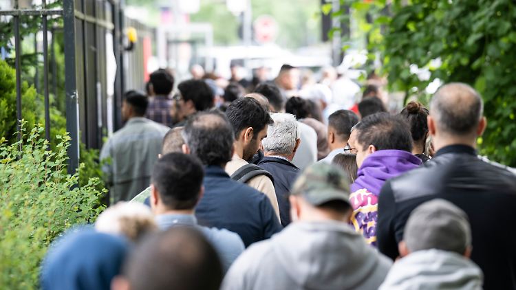 Warteschlange vor dem türkischen Generalkonsulat in Berlin. In Deutschland lief die Stichwahl bis zum 24. Mai.
