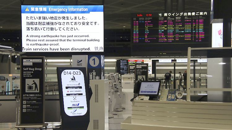 Am Flughafen werden Reisende über das Erdbeben informiert.