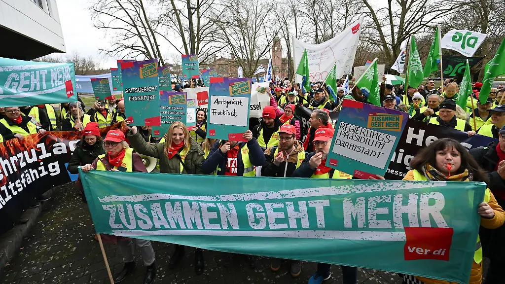 Beschaeftigte-des-Oeffentlichen-Dienstes-Hessen-demonstrieren-zu-Beginn-der-Tarifverhandlungen