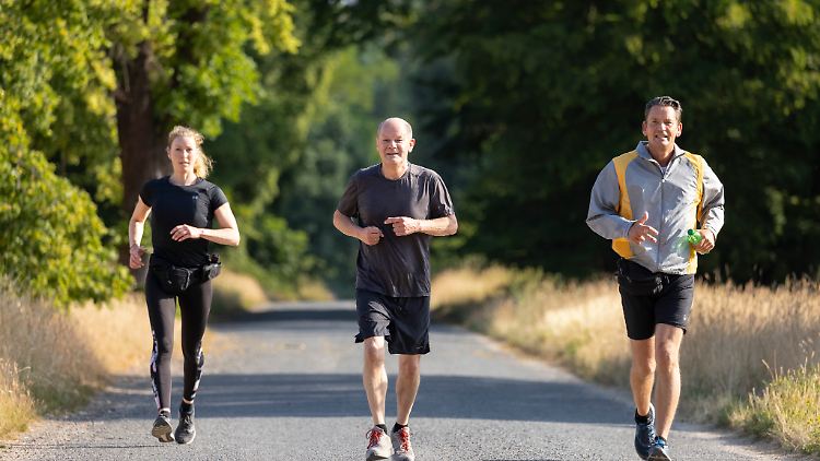 Hier joggt Scholz 2021 mit Personenschützern des BKA - als Finanzminister stand er bereits damals unter ihrem Schutz.