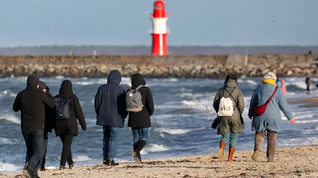 Urlauber-sind-am-Ostseestrand-unterwegs
