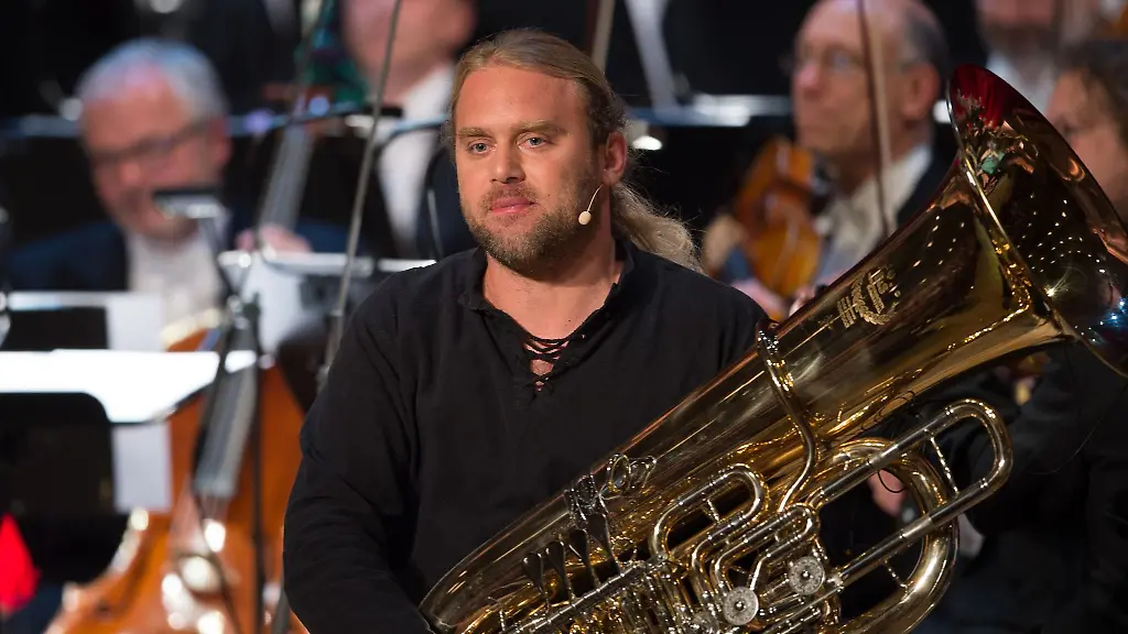 Der-Tuba-Virtuose-Andreas-Martin-Hofmeir-agiert-waehrend-einer-Generalprobe