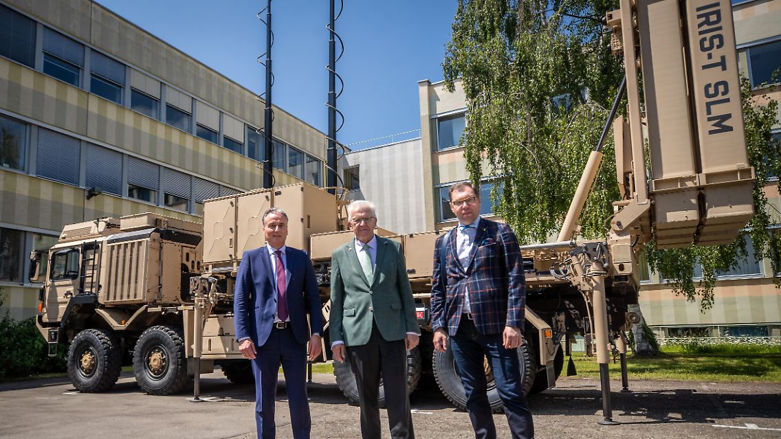 Helmut Rauch (l.), Vorstandsvorsitzender von Diehl Defence, Winfried Kretschmann (M.), Ministerpräsident von Baden-Württemberg und Oleksii Makeiev (r.), Botschafter der Ukraine in Deutschland stehen vor einem Raketenabwehrsystem vom Typ Iris-T SLM.