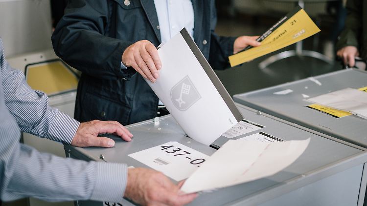 Nicht alle Stimmzettel sind im Zählzentrum angekommen.