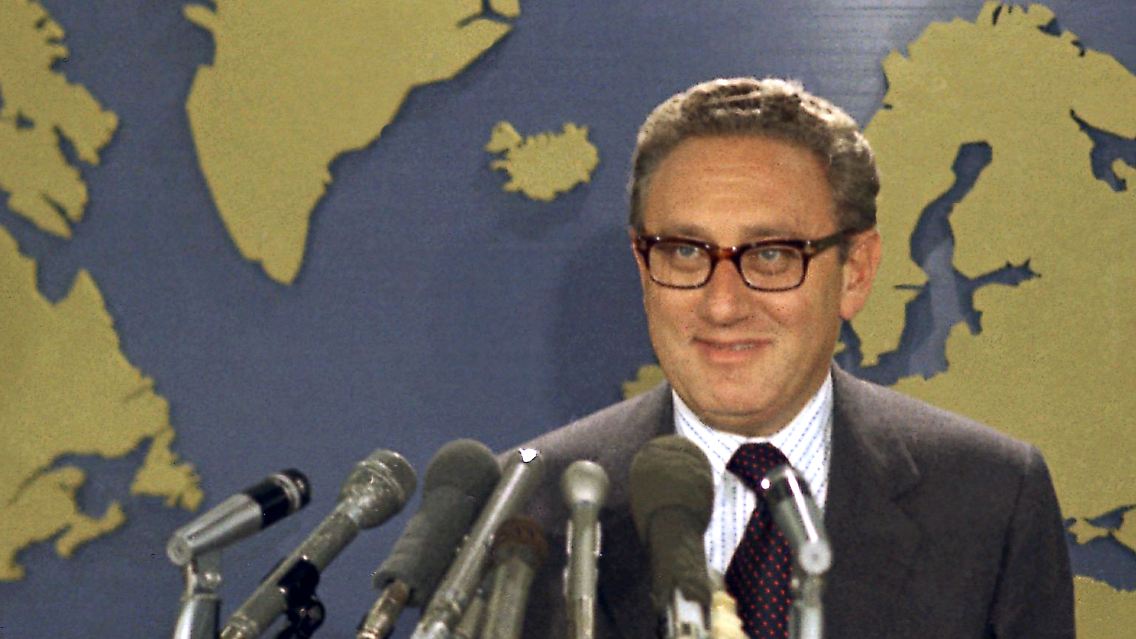 Auf die Kritik - und speziell Kambodscha - angesprochen, reagiert er in einem Interview für das US-Fernsehen ungehalten. Das Thema der Sendung sei doch, dass er 100 Jahre alt werde, schimpft er, …