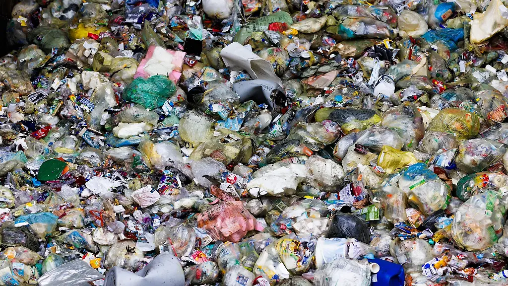 Gelbe-Saecke-und-ihr-Inhalt-liegen-auf-dem-Betriebshof-auf-einem-Haufen