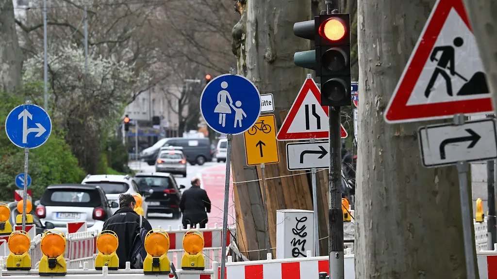 Verschiedene-Verkehrsschilder-stehen-an-einer-Baustelle-im-Frankfurter-Stadtteil-Ostend