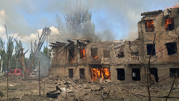 Löscharbeiten in Dipro: Dieses Foto wurde vom Staatlichen Katastrophenschutz der Ukraine zur Verfügung gestellt.