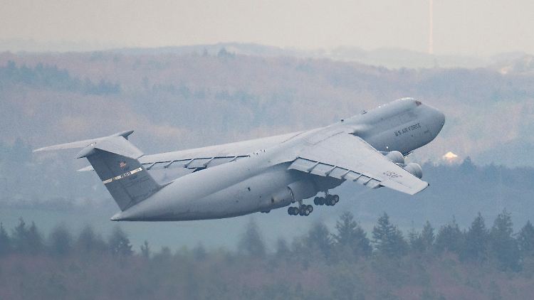 Eine Militärmaschine hebt vom US-Luftwaffenstützpunkt Ramstein-Airbase ab. An der Übung im Juni sind etwa 100 US-Maschinen beteiligt.