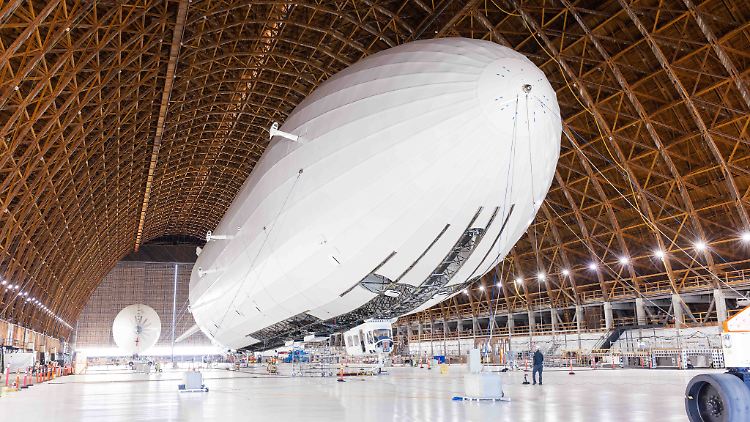 Die Pathfinder 1 von Lighter Than Air (LTA), angebunden an Betonballastblöcken in Vorbereitung auf Tests.