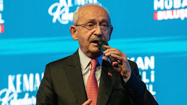 Erdogan-Herausforderer Kilicdaroglu dringt mit seinen Botschaften nicht mal bei seinen eigenen Anhängern durch - weil die Regierung unter anderem SMS blockiere, sagt er.