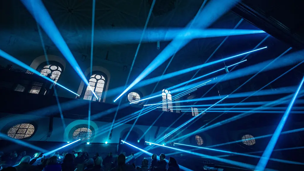 Das-Lichtkunstwerk-Transfiguration-von-Onionlab-und-Xavi-Bove-Studio-in-der-Dreieinigkeitskirche-in-der-Altstadt-im-Rahmen-des-Lichtkunstfestivals-Re-Light