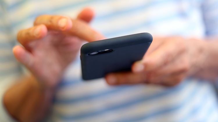 Die meisten Nachrichten werden inzwischen über Online-Dienste verschickt.