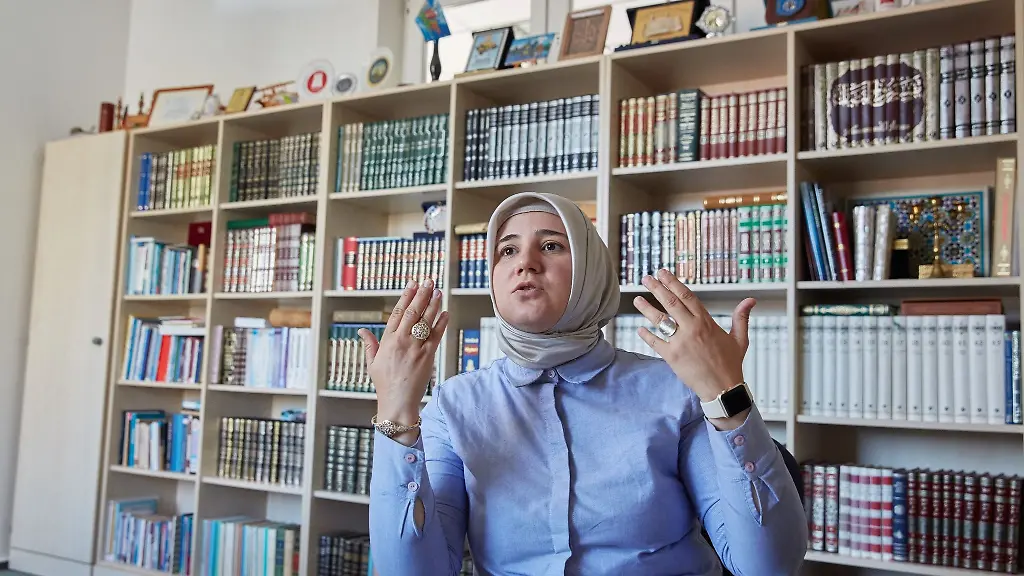 Die-Vizevorsitzemde-der-Schura-Rat-der-Islamischen-Gemeinschaften-in-Hamburg-Oezlem-Nas-gibt-am-27-09-2016-in-Hamburg-ein-Interview