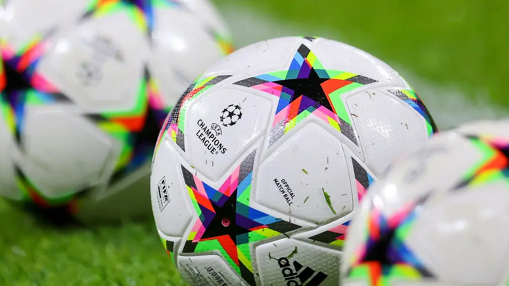 Fussbaelle-mit-dem-Logo-der-Champions-League-liegen-auf-dem-Rasen