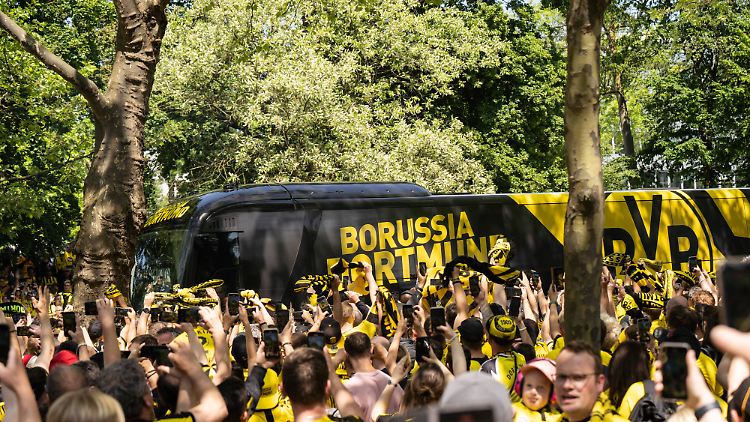 Schon Stunden vor dem Anpfiff versammelten sich Fans vor dem Stadion.