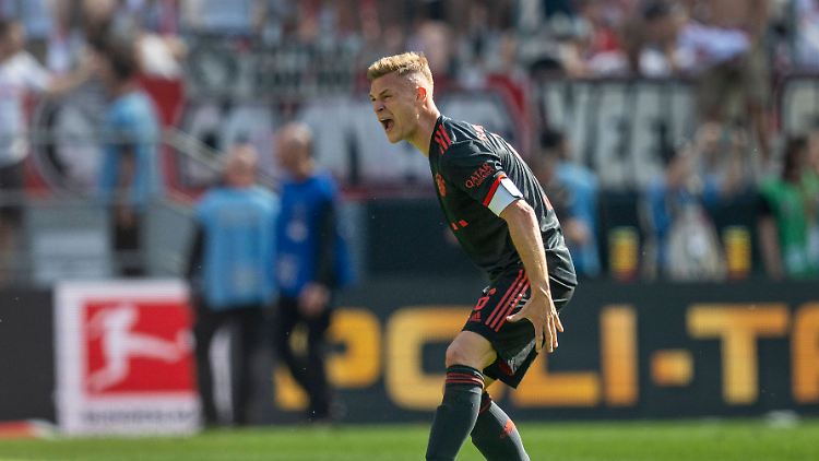 Joshua Kimmich schreit Ärger und Erleichterung raus: Der FC Bayern München ist Deutscher Meister 2023.