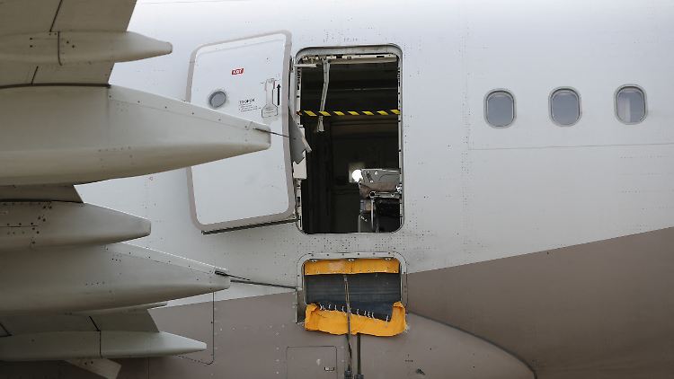 Wie es dem Mann gelungen ist, die Flugzeugtür zu öffnen, ist unklar.