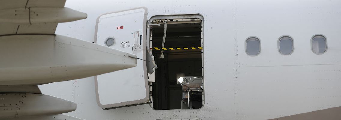 2023-05-26T093050Z_922951257_RC2961AS5N0P_RTRMADP_3_ASIANA-AIRLINES-DOOR.JPG
