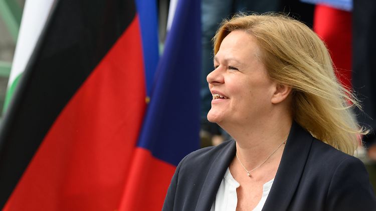 Ultima Ratio Binnenkontrollen: Faeser am Freitag bei einem Besuch an der deutsch-tschechischen Grenze. 