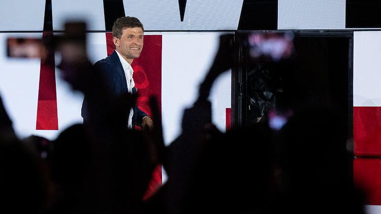 Bereit für die Party: Thomas Müller kommt als erster mit der Meisterschale auf die Bühne. 