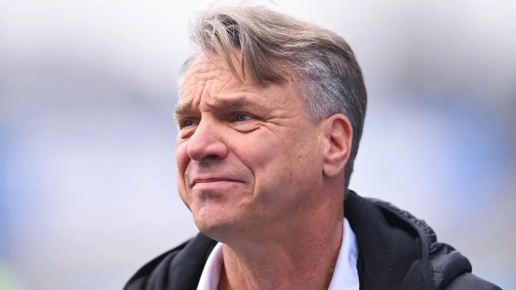 Elversberg-Trainer-Horst-Steffen-vor-dem-Spiel-gegen-Holstein-Kiel