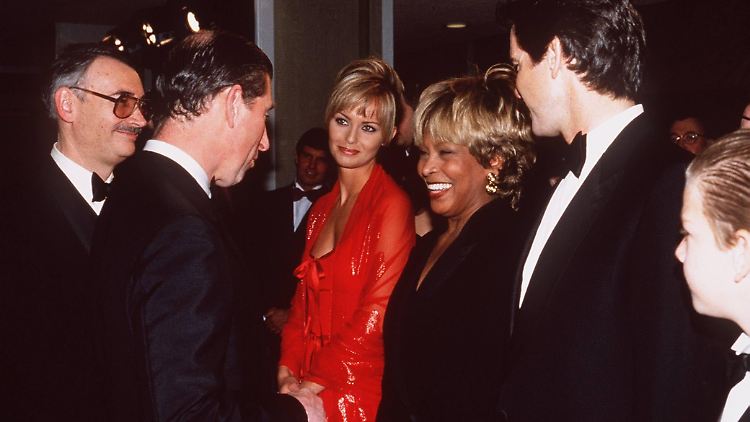 König Charles III. und Tina Turner im Jahre 1995 bei der Premiere des James-Bond-Films "Goldeneye".