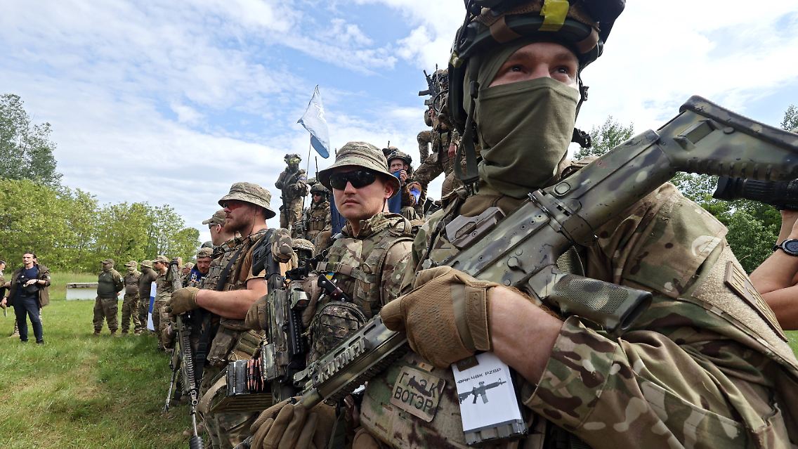 Mitglieder des Freiwilligen-Corps, das in der ukrainisch-russischen Grenzregion aktiv ist, bei einer Besprechung.