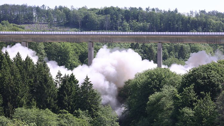 Die 45 Meter hohe Sterbecke-Brücke führt über ein unbewohntes Waldareal. 