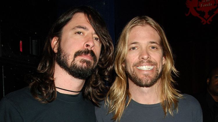 Foo Fighters-Chef Dave Grohl (l.) holte Taylor Hawkins' (r.) Sohn Shane (nicht abgebildet) für einen Song auf die Bühne. 