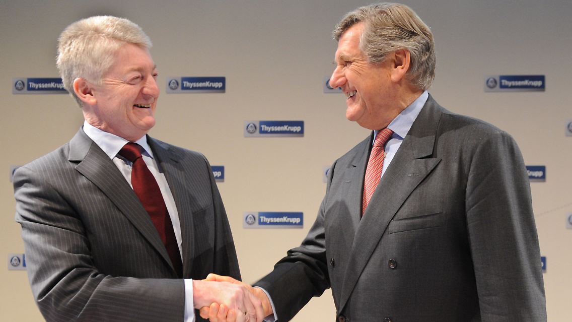 Ekkehard Schulz (rechts) übergibt an Heinrich Hiesinger.