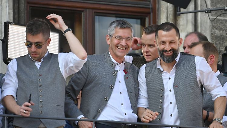 Entlassen, aber trotzdem dabei: Neben Präsident Herbert Hainer feiert Ex-Sportvorstand Hasan Salihamidžić mit.