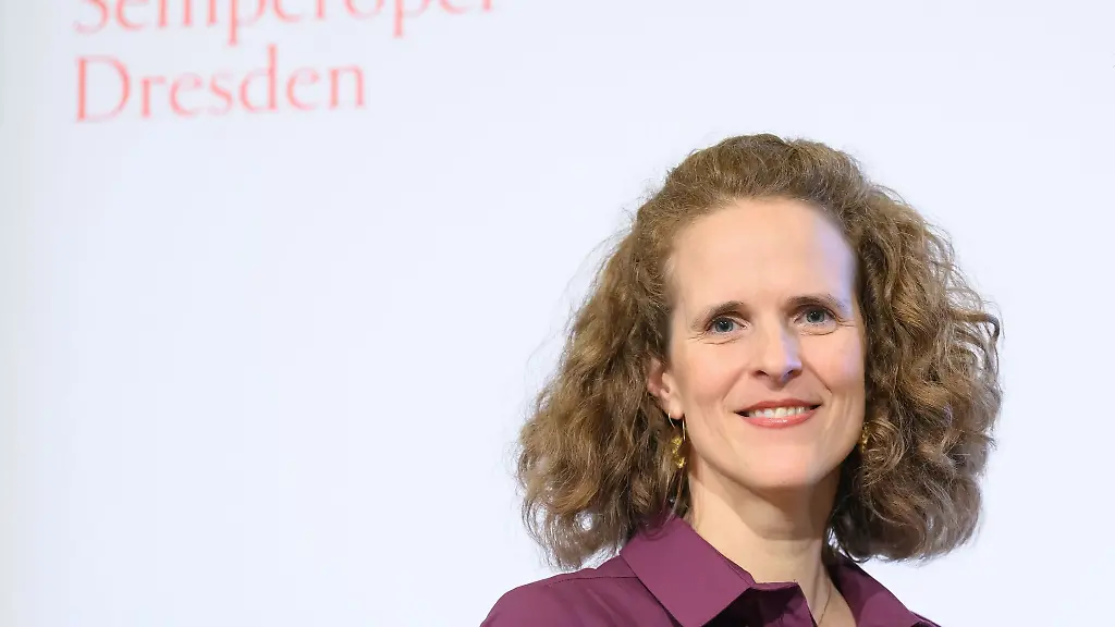Nora-Schmid-designierte-Intendantin-der-Semperoper-Dresden-steht-im-Rundfoyer-der-Oper
