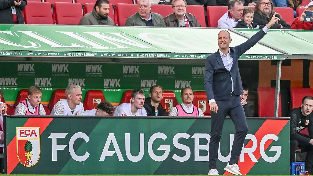 Augsburgs-Trainer-Jess-Thorup-gestikuliert